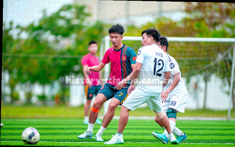 手机、平板、桌面设备并排显示赛程界面